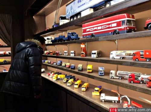 图片说明：商用汽车模型博物馆内，陈列着1300辆汽车模型。青年报首席记者 范彦萍