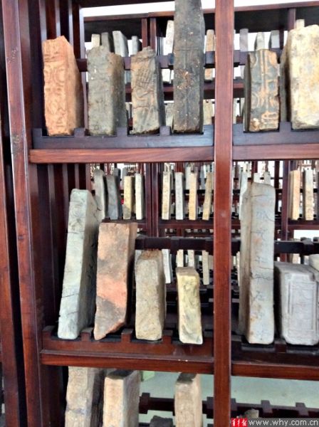 图片说明：宇砖文化中心内，砖头陈列在书架上。