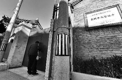 记者上午来到藏身嵩祝寺寺内的会所大门外 摄 法制晚报记者 刘畅