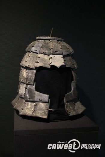 复原的秦代石铠甲头盔