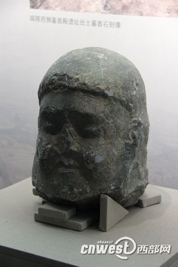 陕西省考古院在崇陵发掘的唐代番酋石像