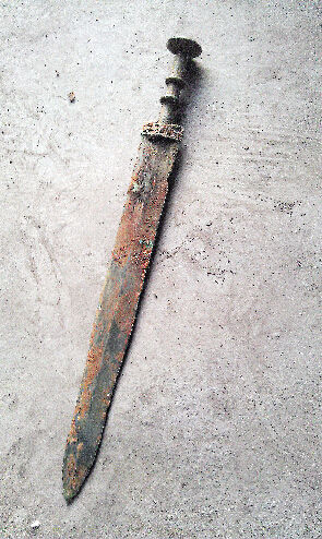 李磊捡到的战国青铜剑 李磊同事供图