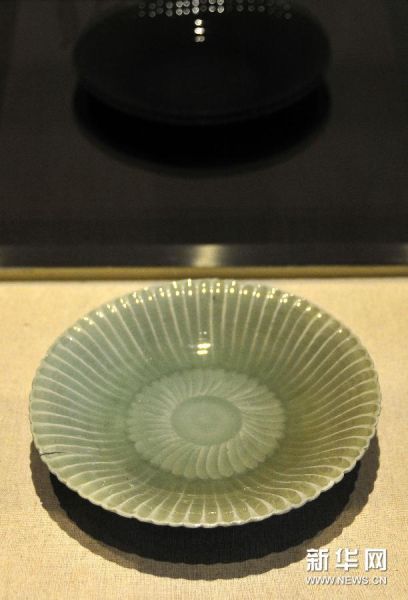 这是早期在“南海一号”出水的浙江龙泉窑系青釉印花菊瓣纹盘（12月2日摄）。