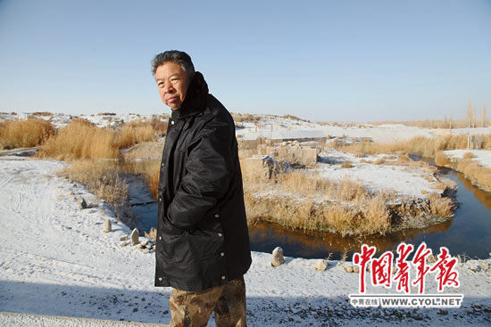 11月27日，何延忠巡视着自己用十年心血打造的沙漠“都江堰”工程，心情沉重。本报记者 张鹏 摄