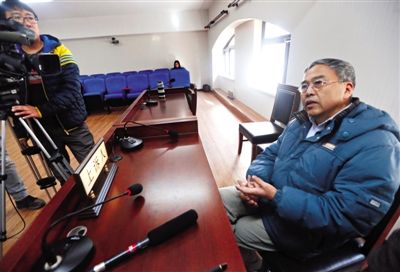 周作人后人接受采访。昨日，市二中院对周作人后人起诉嘉德、索要手稿一案做出终审判决。法院供图