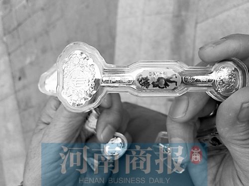 收藏公司免费赠送消费者价值几百元的藏品 河南商报记者 张郁/摄