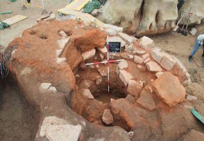 图：港铁沙中线土瓜湾工地出土不少宋代文物。</p>

<p>　　曾德成昨日发表题为《海上丝路。由过去到未来》的网志。曾德成说，上周在北京举行亚太经合组织高峰会期间，中国宣布将出资400亿美元成立丝路基金，支持丝绸之路经济带和21世纪海上丝绸之路的建设。他称，在千多年的海上丝路历史上，或许找不到香港的名字，但香港其实早已是这项链上的一颗明珠。</p>

<p>　　曾德成指，一直以来，香港在海上丝路的重要性历久不衰。大屿山妹湾仔考古遗址早年发现过不少广东和江西窑场的宋代瓷片。港铁沙中线土瓜湾工地近日出土的大量宋代文物，不少是来自浙江龙泉窑和福建磁灶窑、莆田窑的瓷器，都与海上贸易有关。香港现有200多个已知的考古遗址，当中可能存有不少与海上丝路有关的地下文物，他认为不能否定香港海域仍有古代沉船遗存的可能性。</p>

<p>　　曾德成称，香港作为持续千多年的海上丝路一环，应注意这条中外贸易纽带重新兴起的新发展，不失时机地参与其中，充分利用自身条件，发挥比历史上更大的作用。“海上丝路”的“申遗”涉及历史研究和文物遗迹调查，花大量时间和人力，香港十分有兴趣参与这项文化遗产工程，并会积极与邻近城市合作开展研究。本月初于广州举行的粤港高层联席会议上，双方达成高度共识，将联手参与建设“21世纪海上丝路”。</p>

<p>　　(原标题：港府高官曾德成：香港拟参与海上丝路“申遗”)</p>
<!-- publish_helper_end -->
                 

					<div class=