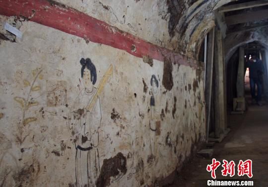 墓室精美壁画。　记者 张远　摄