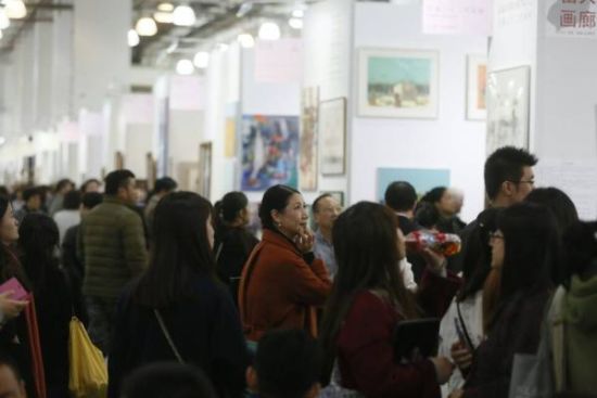 2014年11月12日，第十八届上海艺博会，会展现场人头攒动。 澎湃新闻记者 高剑平 图