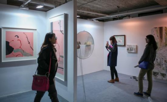 2014年11月13日，上海廿一当代艺术博览会，参观者欣赏不同画廊呈现的艺术作品。 澎湃新闻记者 张新燕 图