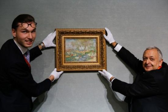 2014年11月12日，身价450万人民币的印象派大师雷诺阿的油画《卡涅的浣衣女》已经顺利抵达展会现场并安装到位。 澎湃新闻记者 高剑平 图