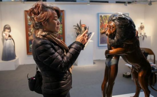 2014年11月13日，上海廿一当代艺术博览会，观众在颜石林作品《不说再见是因为我们会重逢2》前拍照。 澎湃新闻记者 张新燕 图