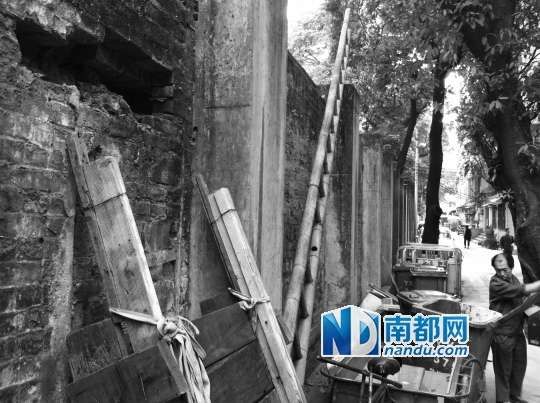 龙虎墙墙面出现破洞。