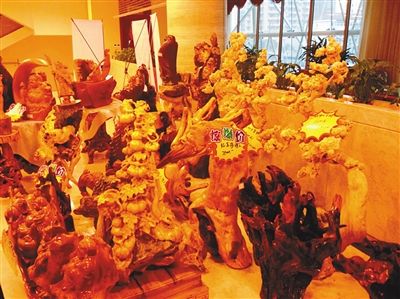 在展销会现场，还有“红木”摆件、手串等装饰品。