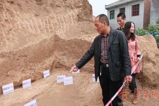 昨日，魏炳祥说，他和妻子当时是在自家后院发现的青铜器
