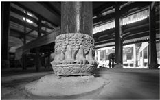 未被偷走的柱础，也被小偷弄歪了。