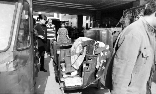 距离大棚厂不足两公里的花园村市场内，生意依旧繁忙。本报特派记者 刘倩雯 摄