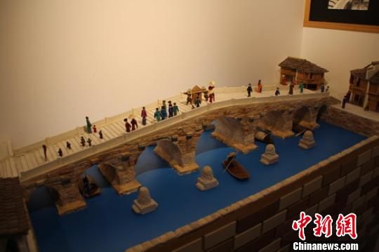 图为古桥博物馆内的模型。　严洪广　摄