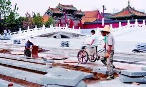 故宫外一名店主告诉记者，“金水桥”从去年就开始修建，一直都有围挡遮挡，而从上周开始，里面工人突然在原有围挡上又围上了一圈一米高的塑料布，后来就听说是要拆桥。