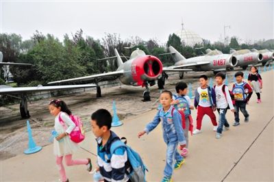 小学生在中国航空博物馆参观“少年先锋号”米格-15飞机。近日，该馆106架飞机被评为一级文物。本版图片 新京报记者 秦斌