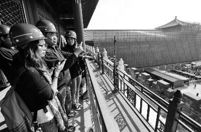 故宫院长带本报记者登上午门城楼，介绍午门两侧城楼修缮情况 摄 记者 刘畅