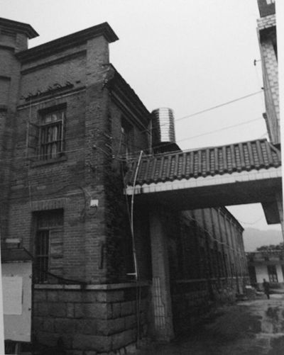 ①为“三普”时上花人民会场的侧面和后面墙体。