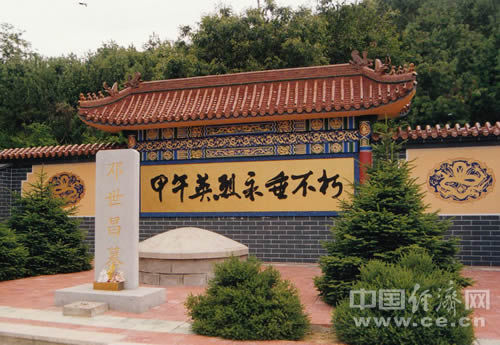 丹东大鹿岛上的甲午海战英烈纪念碑。据传，甲午海战后，当地渔民从沉船中打捞起的一具北洋水师官兵遗骸就埋在这里。（中国经济网资料图）