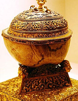 收藏于承德外八庙的以人头骨制成的“嘎巴拉碗”(图片</p>

<p>　　<strong>揭秘嘎巴拉碗</strong></p>

<p>　　嘎巴拉碗是由人的头盖骨做成的一种骷髅碗，又称内供颅器、人头器，是修无上瑜伽密部举行灌顶仪式的法器。制作嘎巴拉碗用的头盖骨，必须是修行有成的僧人，一般多为按照高僧生前的遗嘱，从遗体上取下制成。</p>

<p>　　灌顶的意义是使修行者聪明和冲却一切污秽。也有人说是使人断我执。</p>

<p>　　密宗修祛者举行灌顶仪式时，在灌顶壶内盛圣水，头器内盛酒，师傅将圣水洒在修行者头上，并让其喝酒，然后授予密法。</p>

<p>　　按照藏传佛教的“灵魂转世”、“六道轮回”学说，灵魂是流转的，而身体则是物质的、生灭的。 一旦灵魂由于人的死亡而离开了身体，肉身则形同于石块、没有生命的物质。所以密宗认为，对它的使用谈不上残忍和野蛮，反而是种解脱。</p>

<p>　　承德外八庙的嘎巴拉碗属于装饰全颅骨碗，座长19.6厘米，宽19.6厘米，通高24.2厘米。</p>

<p>　　这种碗用金、银、铜等金属包裹，并有精美图案，是非常具有观赏价值且现存不多的颅骨碗之一。此件嘎巴拉碗为银鎏金錾花，由碗盖、碗体及碗托三部分组成。盖钮为镶嵌宝珠的火焰形，碗盖上錾有四个缠枝莲，包围在盖钮周围。盖上还錾有吉祥八宝纹：轮、螺、伞、盖、花、罐、鱼、长，寓吉祥如意之意。</p>

<p>　　(本文参考：北京日报 北京青年报 中国新闻网)</p>
<!-- publish_helper_end -->
                 

					<div class=