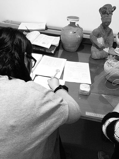 工作人员进行文物普查。 资料图片