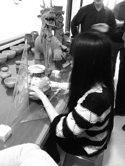 工作人员进行文物普查。 资料图片