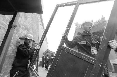 工作人员正在拆除神武门外的临时搭建物 摄/法制晚报记者 杨益