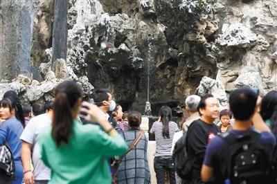 昨日，故宫御花园，堆秀山废弃20年的喷泉再次恢复。