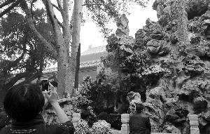 图为故宫御花园堆秀山，圈中标注区域为利用山势制作的喷泉景观。