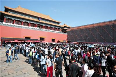 昨日，故宫午门广场，大批游客在排队等待检票进入。据故宫博物院统计，昨日共有14.4万余人参观故宫。新京报记者 侯少卿 摄