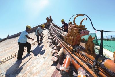 工人们正在修缮古建筑。京华时报记者范继文摄