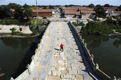 7月10日，通州张家湾镇，一名村民走过古老的通运桥。新京报记者 浦峰 摄