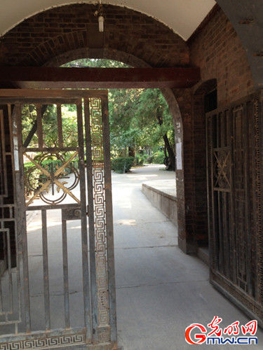 协和别墅区的大门，还保持着90多年前的模样。（光明网记者吴晋娜/摄影）