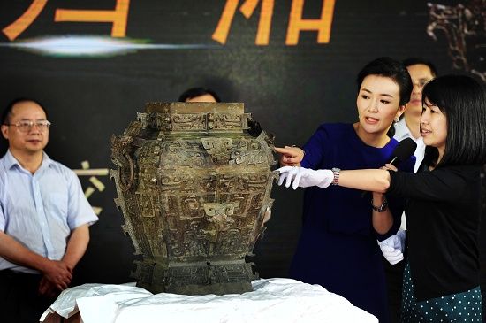 2014年6月21日，被称为“青铜之王”的皿方罍器身从美国回到湖南，工作人员打开保护纸膜进行检点。第四届文化遗产返还国际专家会议聚焦于被盗出境的考古类文物的保护与返还。IC 图