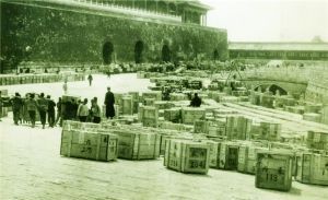 当年集聚在午门前预备南迁的故宫文物 资料图