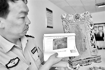 警方将扣押物品与卷宗照片作对比