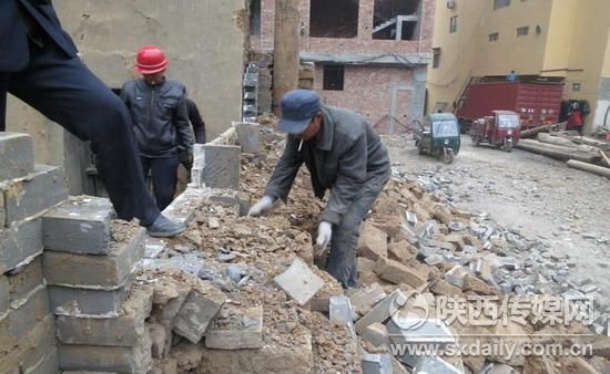 正被工人拆除的城隍庙