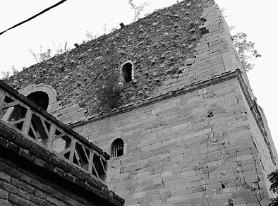 ▲望京楼外壁出现裂缝,石砌石料大量风化剥落。新华社记者李安摄