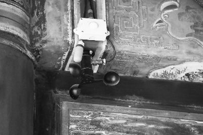 颐和园内装物理监测仪，可采集风速、温度、湿度等数据 摄/法制晚报记者 曹博远