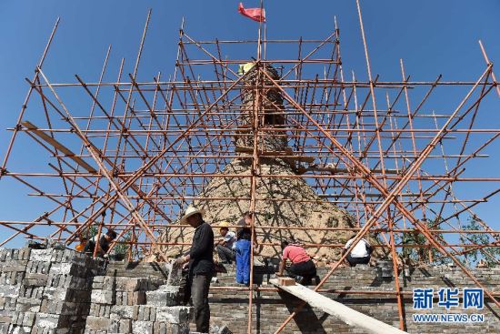 8月25日，工人在修缮山西祁县文峰塔。