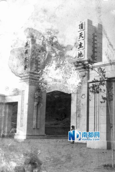 ●公墓大门牌坊，上半段不复存在。●东门楼现成了沙河第四服装市场的一角。●西门楼则成了益民服装城的一角。