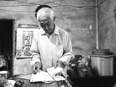 梁东云翻看保存的相关材料