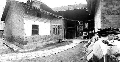 “亿万富翁”梁东云身居的破旧瓦房