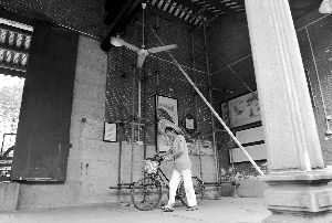 宗祠天花大梁移位，墙体开裂。附近工地施工方在祠堂里搭起脚手架，固定天花和墙面。信息时报记者 陈引 摄