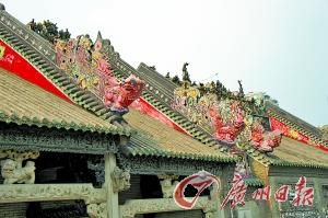 如今，历经风吹雨打和周边汽车废气污染的灰塑狮子褪色严重。