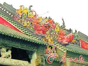 本报记者2008年拍下的陈家祠，刚翻新的屋顶灰塑狮子色彩鲜艳。(资料图片)